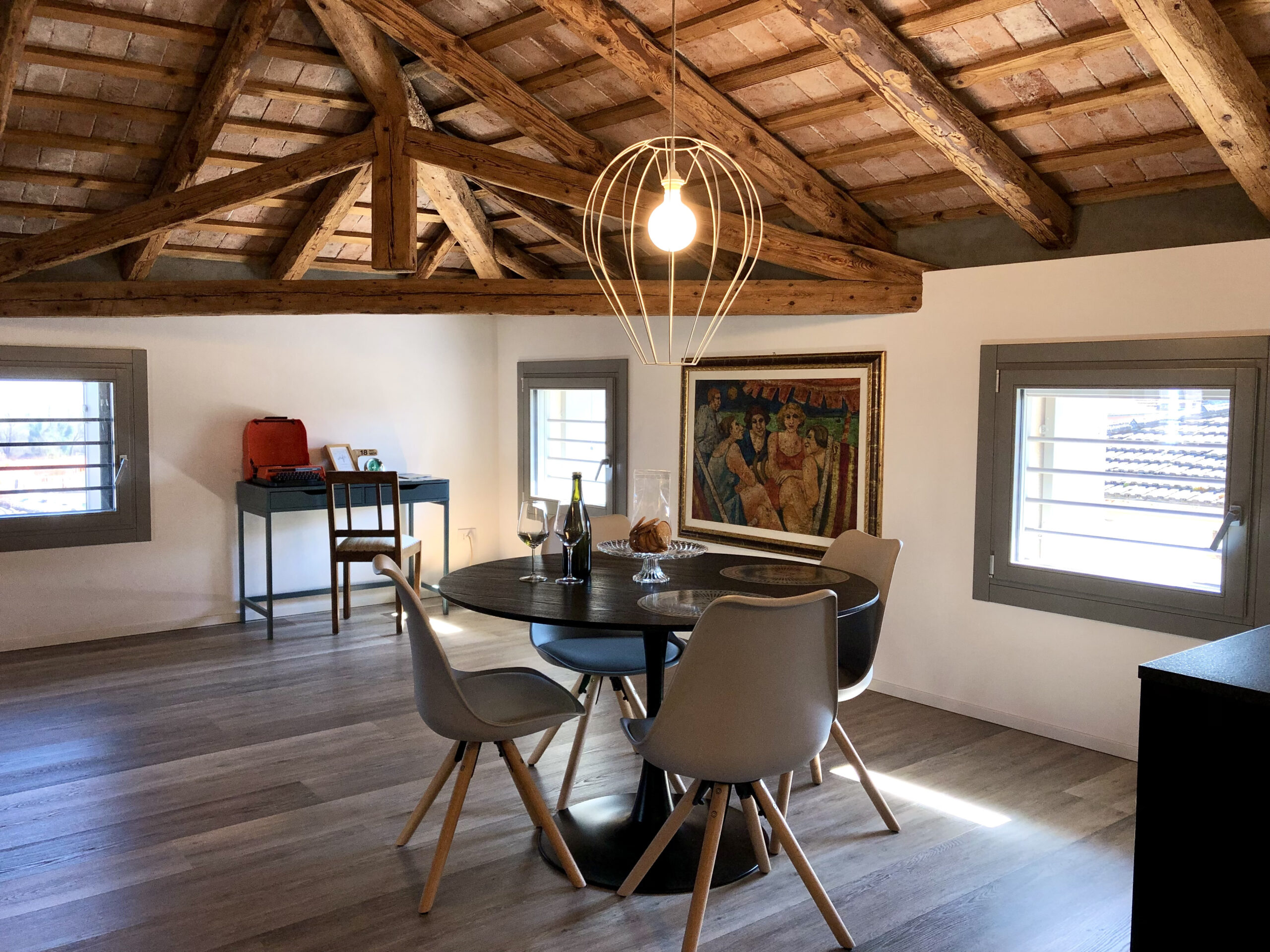Interno salotto mansarda con travatura