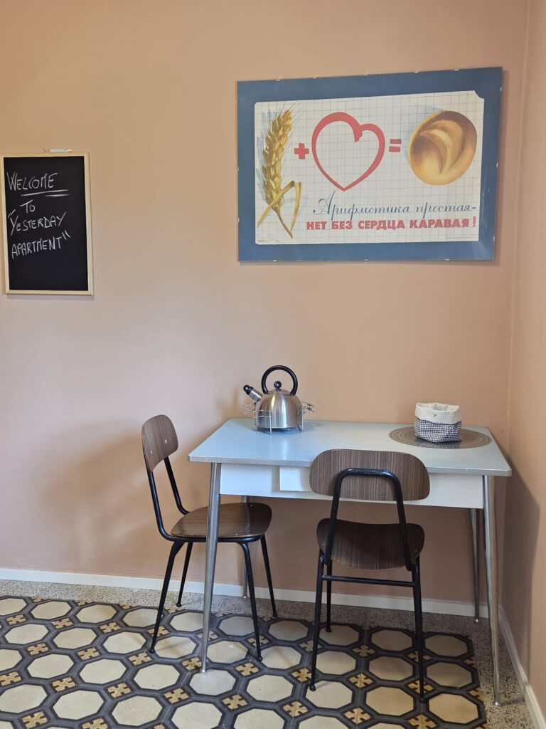 Angolo colazione con bollitore su tavolino, pavimento retro stile anni 70
