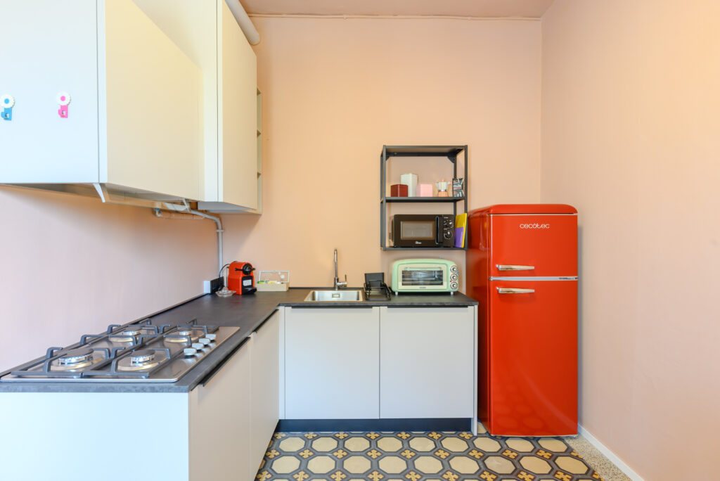 Vista su cucina in stile retro anni 70