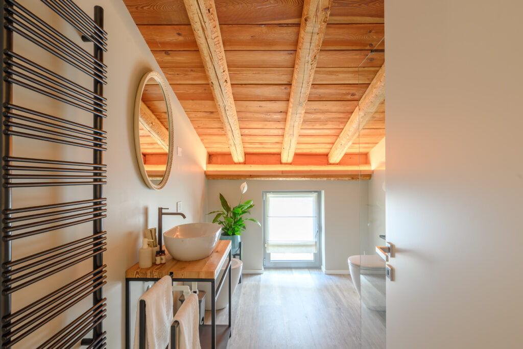 Scorcio di bagno con soffitto a travatura