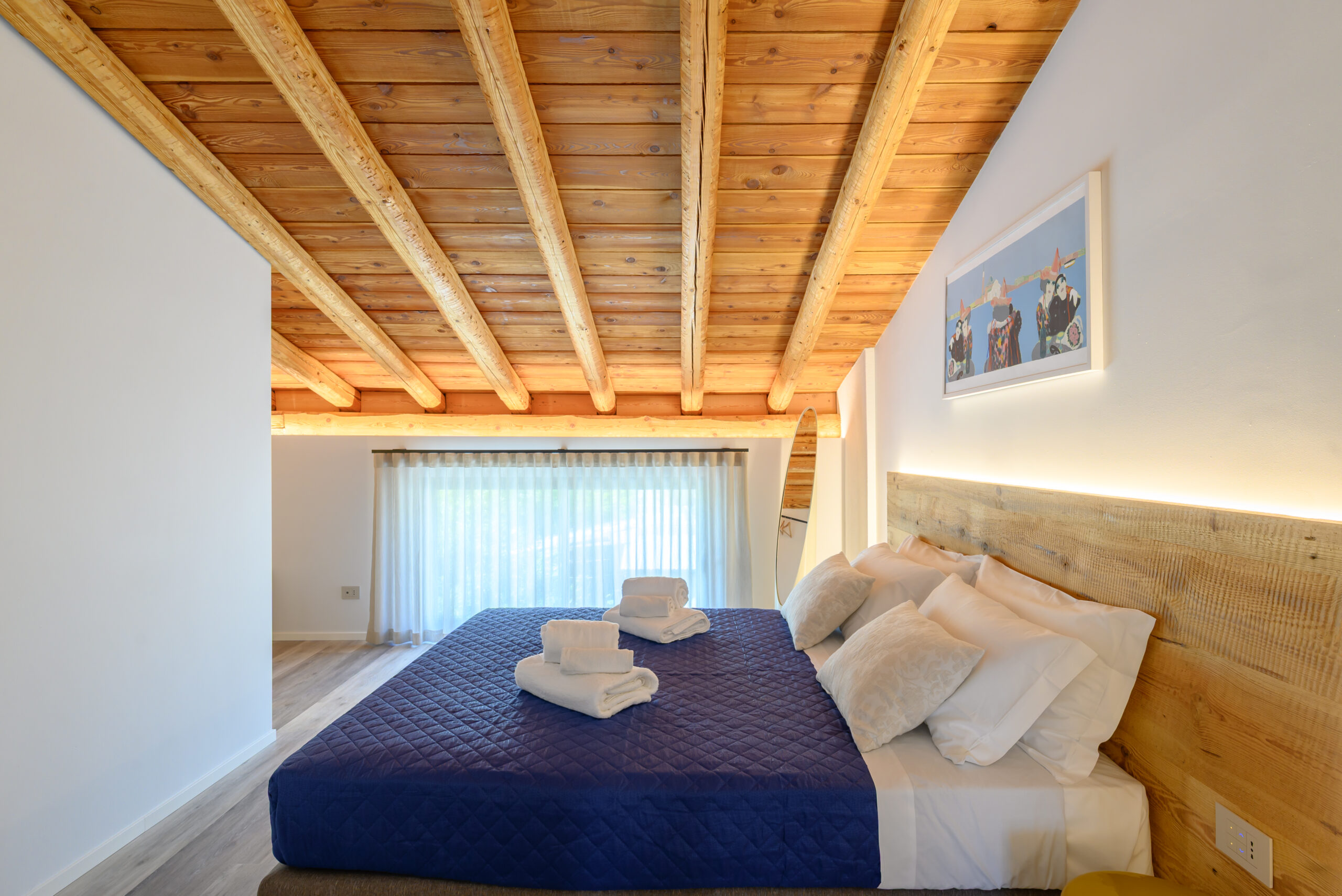 Interno di camera da letto matrimoniale con soffitto a travi moderno