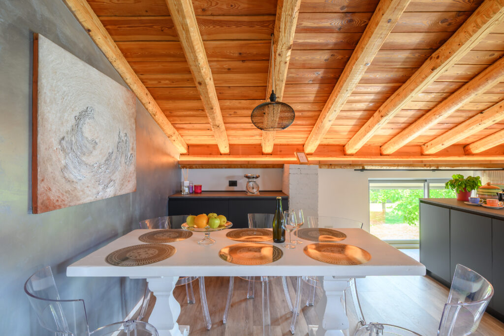 tavolo da cucina bianco con soffitto a travatura luminoso