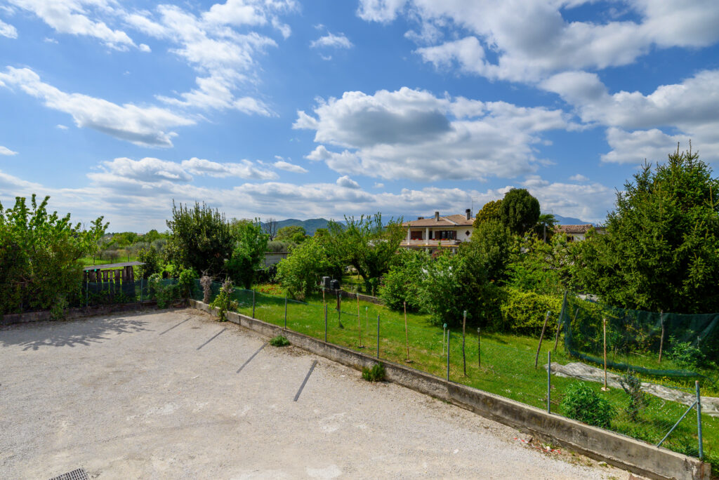 Vista su ampio parcheggio