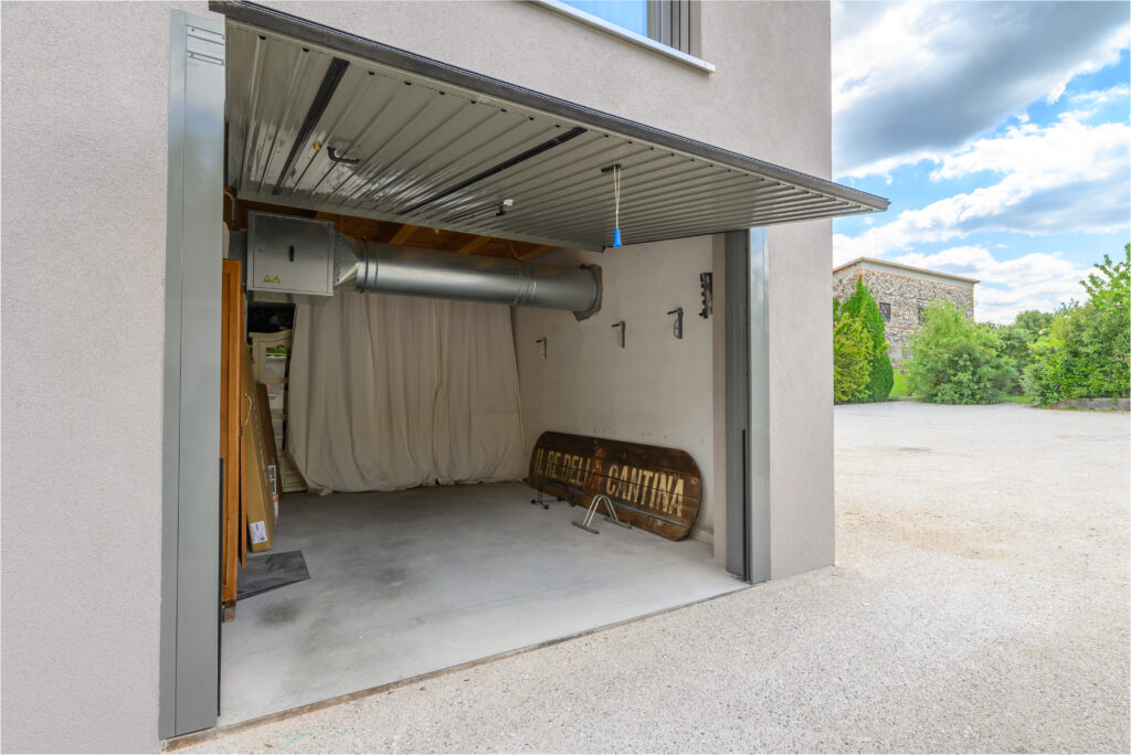 Garage aperto con rimessa per biciclette