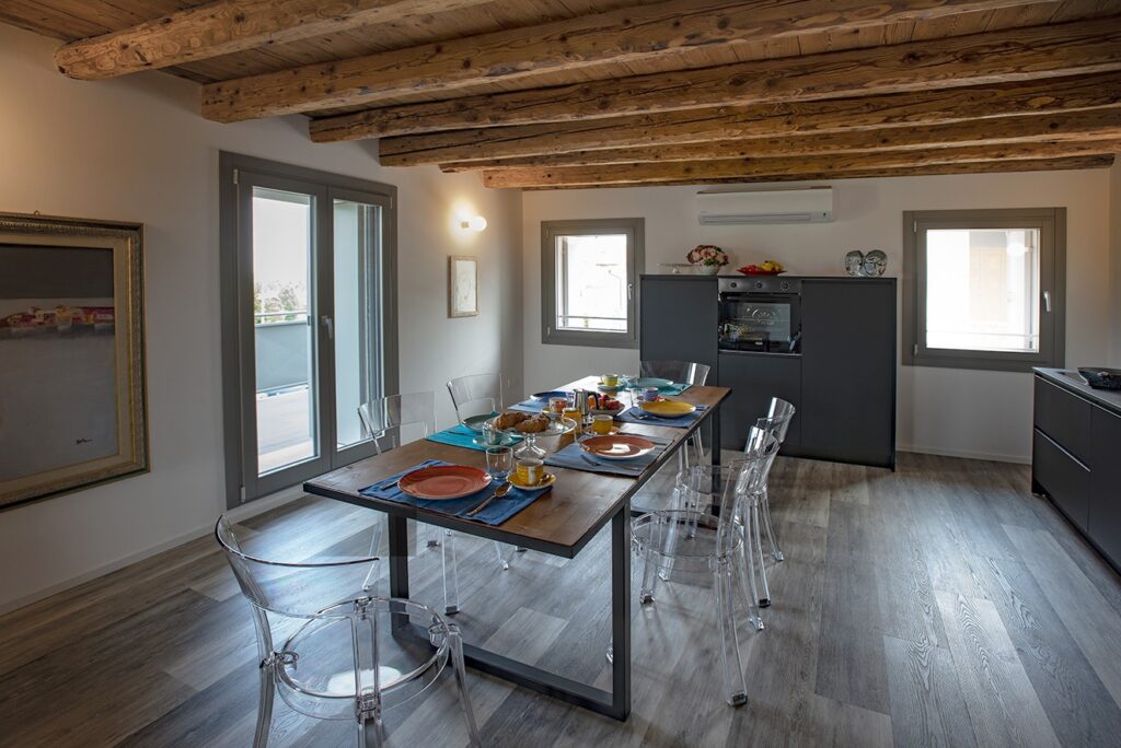 sala da pranzo moderna con travatura a soffitto