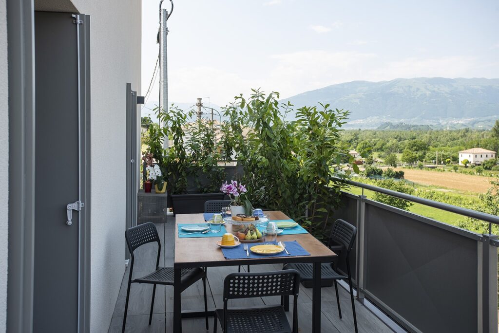Terrazza con tavolino imbandito e vista su panorama