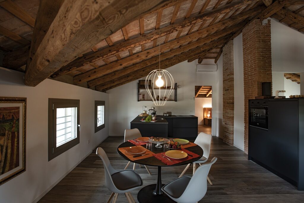 cucina moderna in ambiente rustico con travatura a soffitto