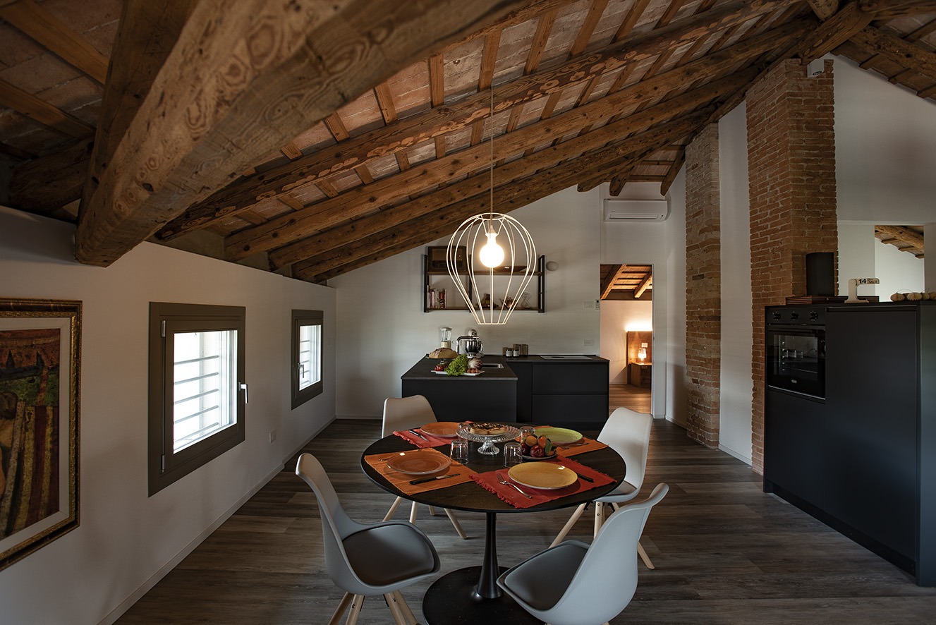 cucina moderna in ambiente rustico con travatura a soffitto