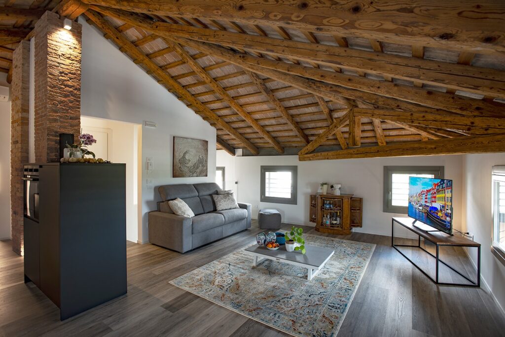 salotto della mansarda con soffitto a travatura