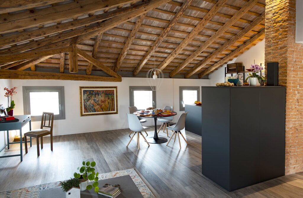 vista su tavolo del soggiorno da cucina
