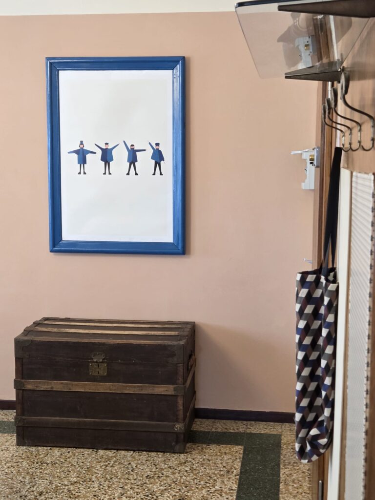 Angolo decorativo con cassapanca antica e quadro sovrastante